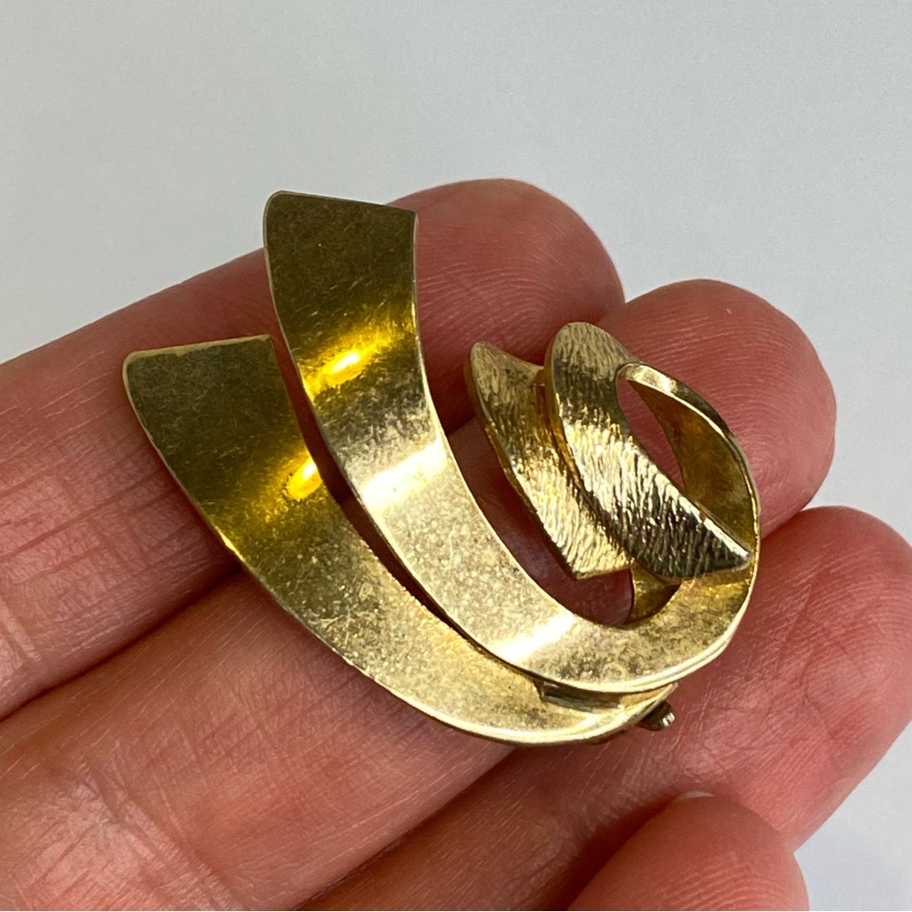 Alice Caviness Gold Tone Modernist Swirl Clip On Earrings Vintage Jewelry - Picture 9 of 12